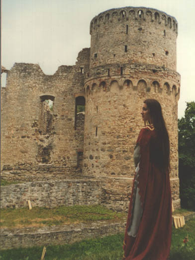 Ольга (маленькая) на фоне замка